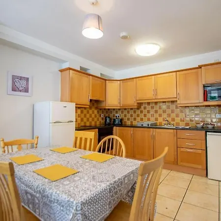 84 - Spacious Townhouse With Parking Galway
