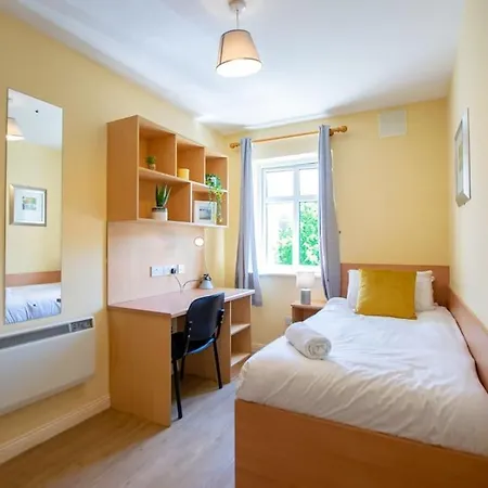 84 - Spacious Townhouse With Parking Holiday home *
