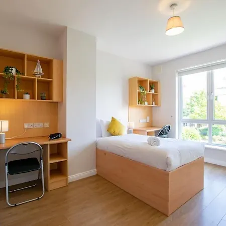 84 - Spacious Townhouse With Parking Holiday home