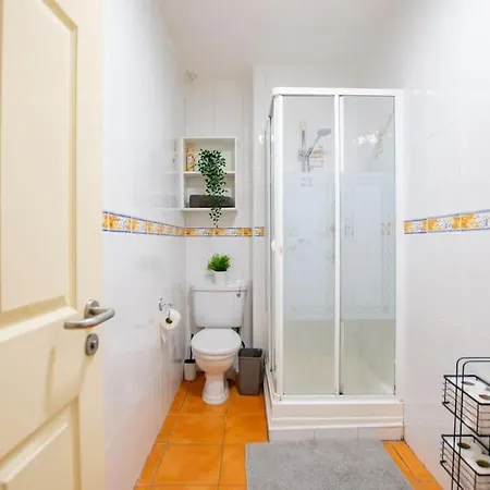 84 - Spacious Townhouse With Parking