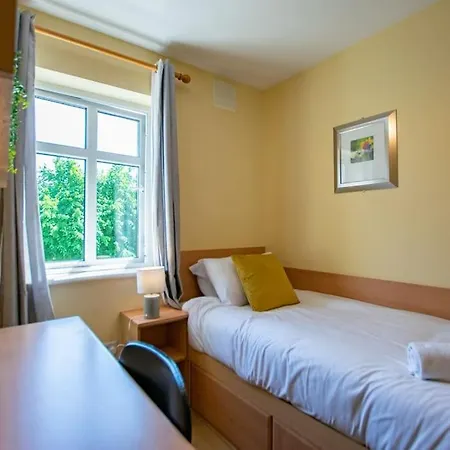 84 - Spacious Townhouse With Parking
