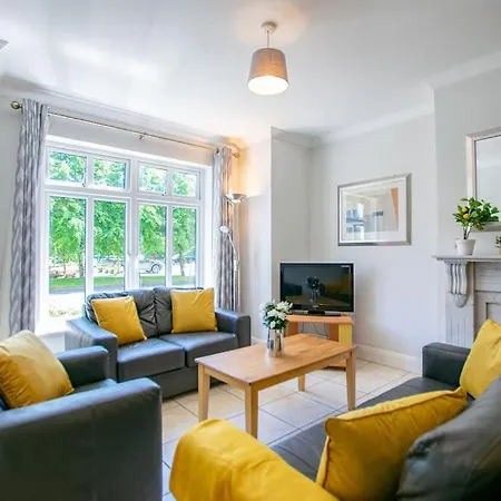 بيت للعطل 84 - Spacious Townhouse With Parking