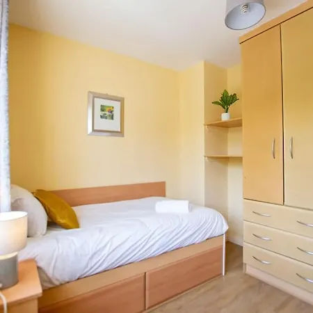 84 - Spacious Townhouse With Parking بيت للعطل *
